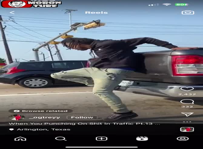 Video :At a red light, looking for a fight